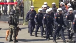 Австрийская полиция учится разгонять беспорядки в лагерях мигрантов Австрийская полиция учится разгонять беспорядки в лагерях мигрантов