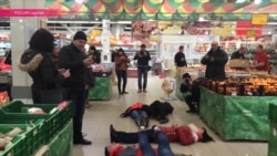 Зачем люди в разных городах России падают на пол магазинов? Зачем люди в разных городах России падают на пол магазинов?