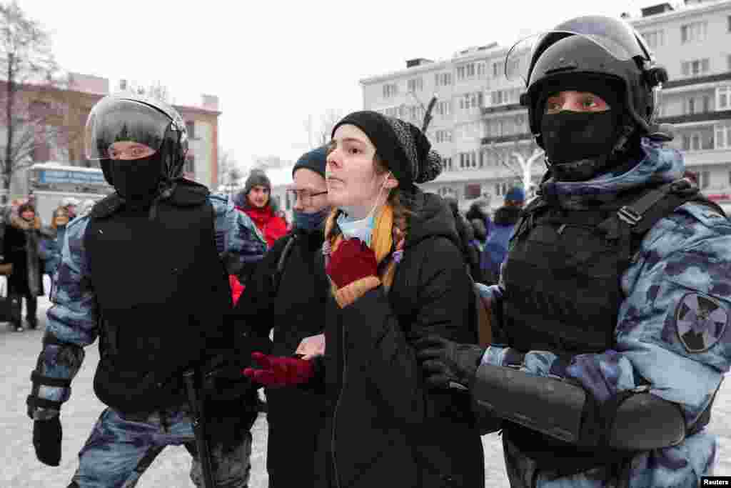В Москве начались жесткие задержания. В автозаки образовались очереди, сообщает корреспондент Настоящего Времени. По данным на 23:59 мск, всего по России задержали более 5,1 тысячи человек