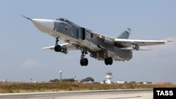 Российский бомбардировщик Су-24 на аэродроме Хмеймим в Латакии, 4 октября 2015 года
