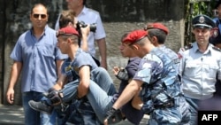 Полиция задерживает не желающих покидать проспект Баграмяна активистов, 6 июля 2015 года