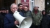 Митингующие у здания администрации президента Абхазия в Сухуме. 10 января 2019