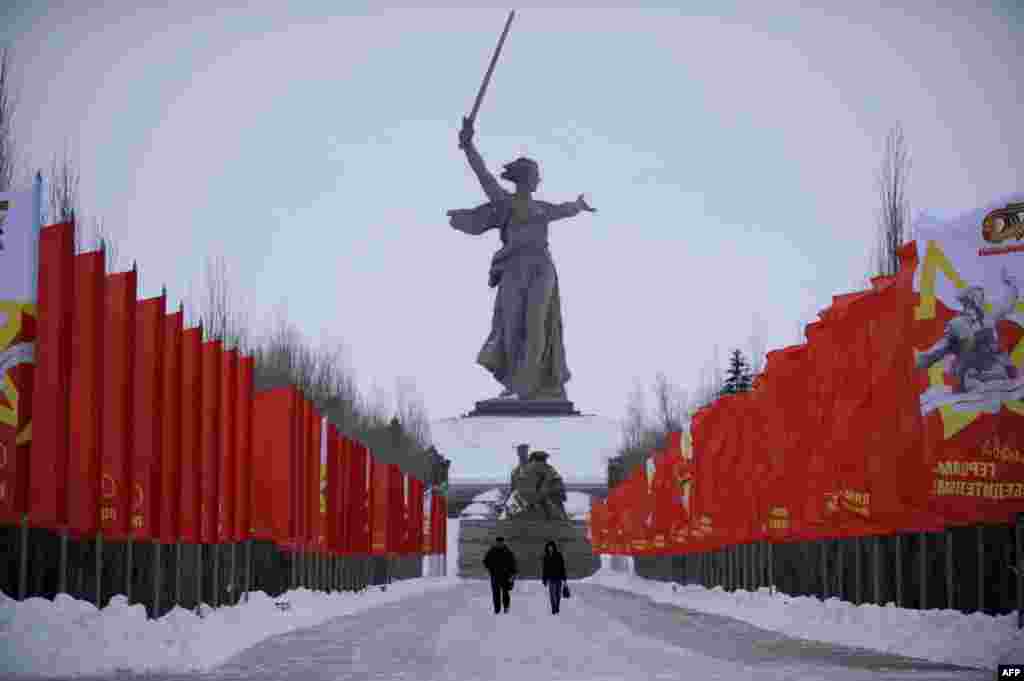 Монумент "Родина-Мать", воздвигнутый на Мамаевом кургане в Волгограде после войны. 