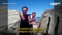 Жители Одессы кувалдами разбивают заборы на пляжах, которые не дают им пройти к морю Жители Одессы кувалдами разбивают заборы на пляжах, которые не дают им пройти к морю