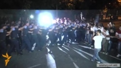 Полиция в Ереване вытесняет протестующих с проспекта Баграмяна 12 сентября 2015 года Полиция в Ереване вытесняет протестующих с проспекта Баграмяна 12 сентября 2015 года