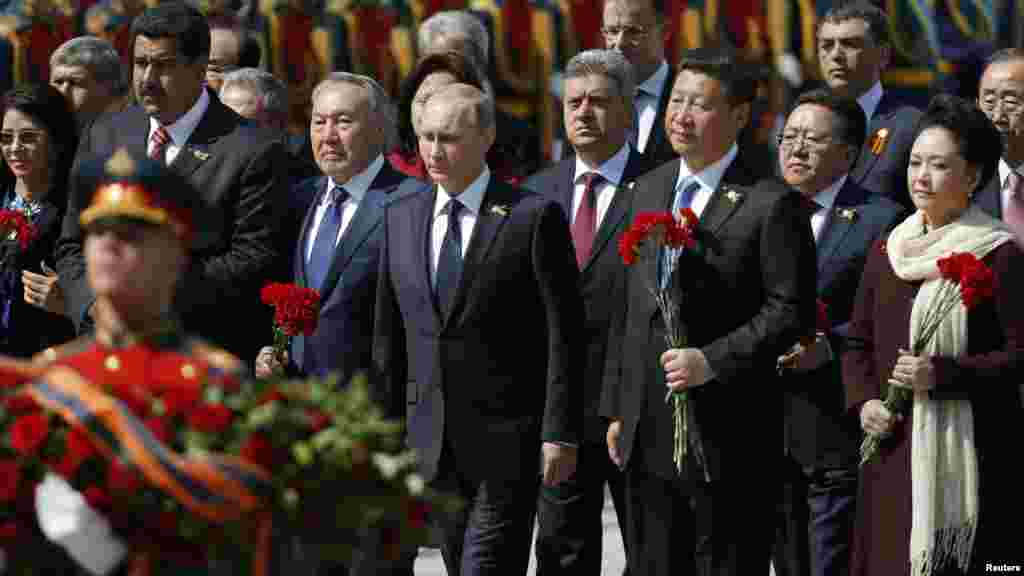 В 2015 году состав зарубежных гостей на параде в Москве был одним из самых разнообразных: на 9 Мая приехали президент Монголии Цахиагийн Элбэгдорж, президент Казахстана Нурсултан Назарбаев, президент Венесуэлы Николас Мадуро, председатель КНР Си Цзиньпин, президент Вьетнама Чыонг Тан Шанг, генеральный секретарь ООН Пан Ги Мун