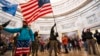 Сторонники Дональда Трампа взбираются на стены Капитолия во время акции протеста против утверждения Конгрессом США результатов президентских выборов 