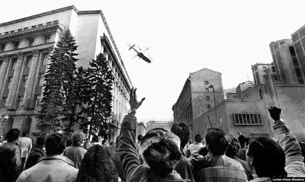 Декабрь 1989 года: революция в Румынии. После того, как власти расстреляли десятки демонстрантов в городе Тимишоара, жители Бухареста вышли с масштабными протестами к зданию ЦК и требовали отставки диктатора Николае Чаушеску. Вместе с семьей Чаушеску пытался бежать из столицы на вертолете, но вскоре был арестован. Через несколько дней Чаушеску с женой расстреляют по приговору военного трибунала