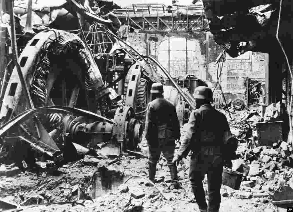 После начала наступления из 400 тысяч жителей Сталинграда были эвакуированы около 100 тысяч. Все оставшиеся, включая женщин и детей, были мобилизованы на строительство траншей и других оборонительных сооружений.  Немецкие солдаты патрулируют один из районов города, 1942 год.
