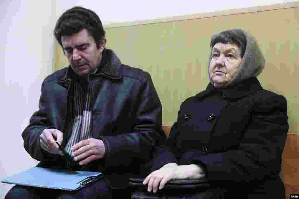 Мать Надежды Савченко - Мария и консул Украины в Москве Геннадий Брескаленко   