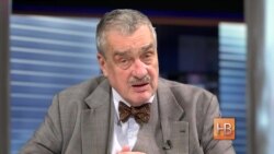 "Я желаю ей удачи, но не смею давать ей советов" "Я желаю ей удачи, но не смею давать ей советов"