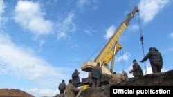 Стройка фортификационных сооружений вокруг Мариуполя, фото Минобороны Украины