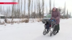 Электромобиль сломался, коляска велика. Парализованный Нуржигит по-прежнему передвигается в тазике Электромобиль сломался, коляска велика. Парализованный Нуржигит по-прежнему передвигается в тазике