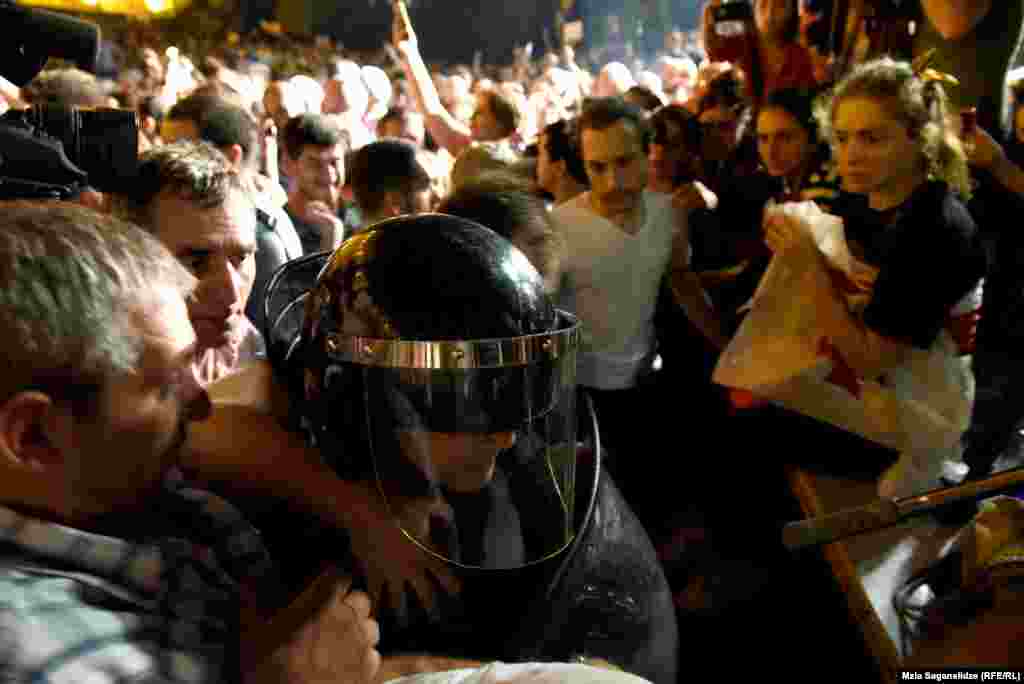 В поддержку протестующих выступил Михаил Саакашвили, который призвал полицию "перейти на сторону народа"