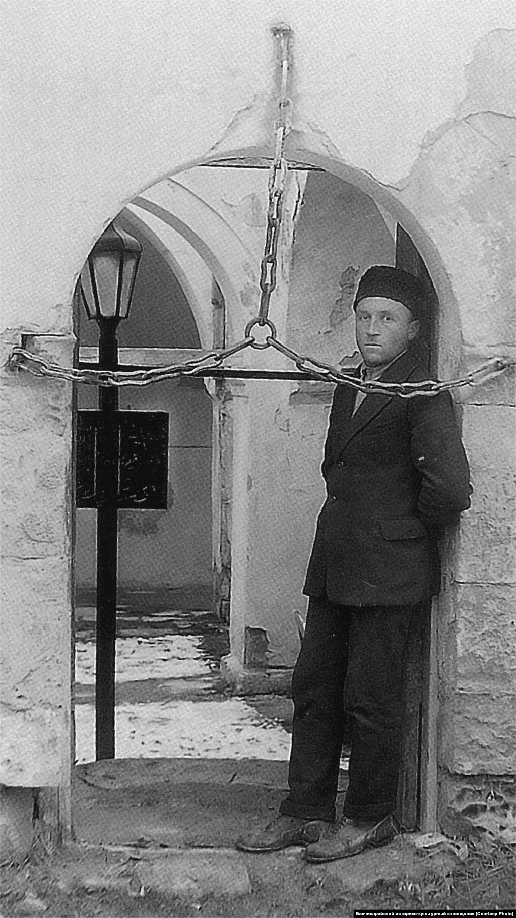 Вход в Зынджырлы-медресе. Салачик, 1920-е Одно из первых и наиболее крупных медресе – мусульманских высших школ – построили в Солхате еще в XIV веке, но оно не дожило до наших дней. Самым известным и единственным уцелевшим в Крыму было открытое в 1500 году Зынджырлы-медресе. В 1917 году на его базе открыли педагогический институт