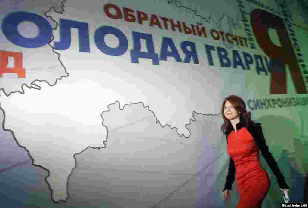 Спустя несколько месяцев после депортации в Россию, в декабре 2010-го, Анна Чапман вступила в "Молодую гвардию", молодежное отделение партии "Единая Россия"
