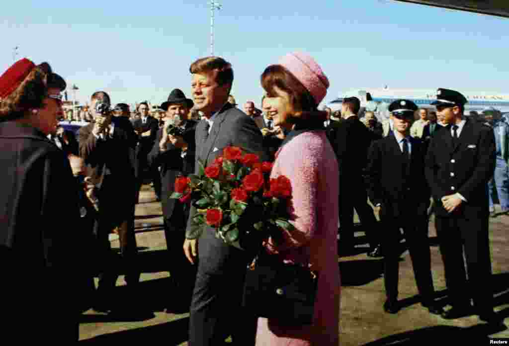 Президент Джон Ф. Кеннеди и первая леди Жаклин Кеннеди прибывают в Даллас. До убийства – меньше часа.