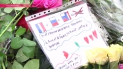 Москвичи соболезнуют парижанам у стен посольства Франции Москвичи соболезнуют парижанам у стен посольства Франции