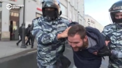 ОМОН и Росгвардия задерживают людей в центре Москвы после разрешенного митинга ОМОН и Росгвардия задерживают людей в центре Москвы после разрешенного митинга