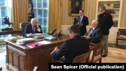 Дональд Трамп разговаривает по телефону с Владимиром Путиным, 28 января 2017