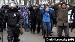 "Колонна пленных" с протестов в Петербурге, автор снимка – Дмитрий Ловецкий