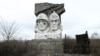 Памятник воинам Красной армии в поселке Зайцево. По поселку проходит линия разграничения сил на Донбассе. Украина, Донецкая область, ноябрь 2018 года