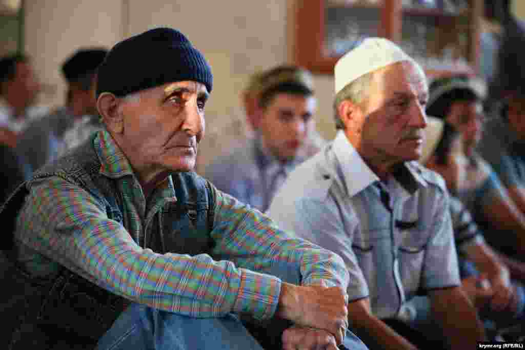 Нарушение поста в течение Рамадана без уважительной причины считается грехом. На фото - крымские татары в мечети во время праздничной молитвы на Ураза-Байрам в Севастополе