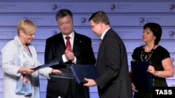 Президент Украины Петр Порошенко, глава Нацбанка Украины Валерия Гонтарева, вице-президент Еврокомиссии Валдис Домбровкис и министр финансов Украины Наталья Яресько на саммите в Риге