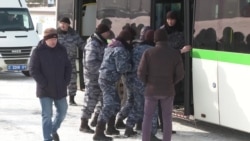 Полиция в Астане задержала людей, собравшихся перед Дворцом независимости Полиция в Астане задержала людей, собравшихся перед Дворцом независимости