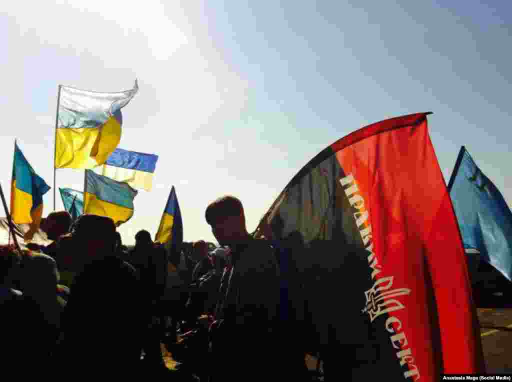К блокаде присоединились ойцы украинских добровольческих батальонов "Правый сектор" и "Айдар" 