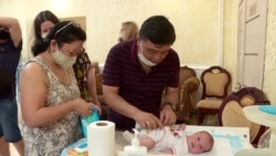 Младенцы от суррогатных матерей дождались биологических родителей: первые семьи прилетели в Киев Младенцы от суррогатных матерей дождались биологических родителей: первые семьи прилетели в Киев