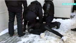 "Дышать не могу, парни!" – в Челябинске полиция душит задержанного "Дышать не могу, парни!" – в Челябинске полиция душит задержанного