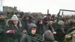 Мигранты пришли к КПП на границе Беларуси и Польши и требуют пропустить их в ЕС Мигранты пришли к КПП на границе Беларуси и Польши и требуют пропустить их в ЕС